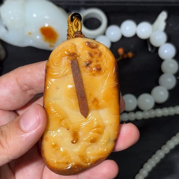 颈饰未镶嵌和田玉（白玉）
