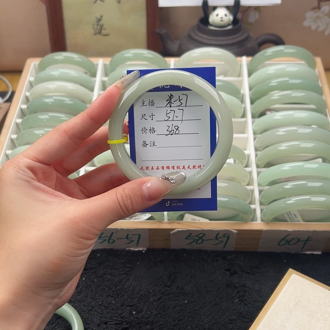 ****夏石英质玉未镶嵌手镯