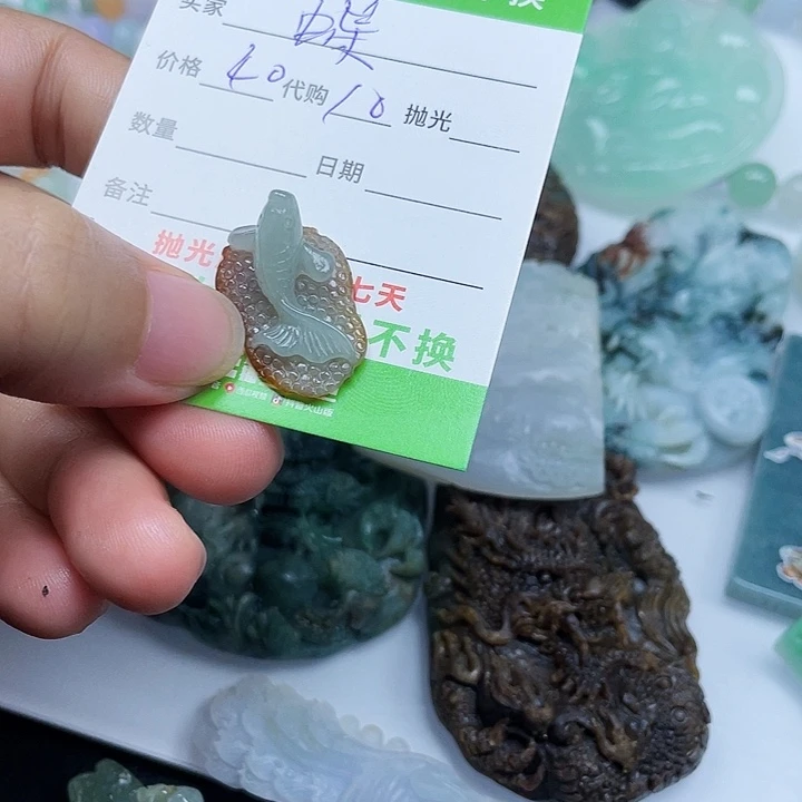 窝***蝶翡翠未镶嵌颈饰翡翠