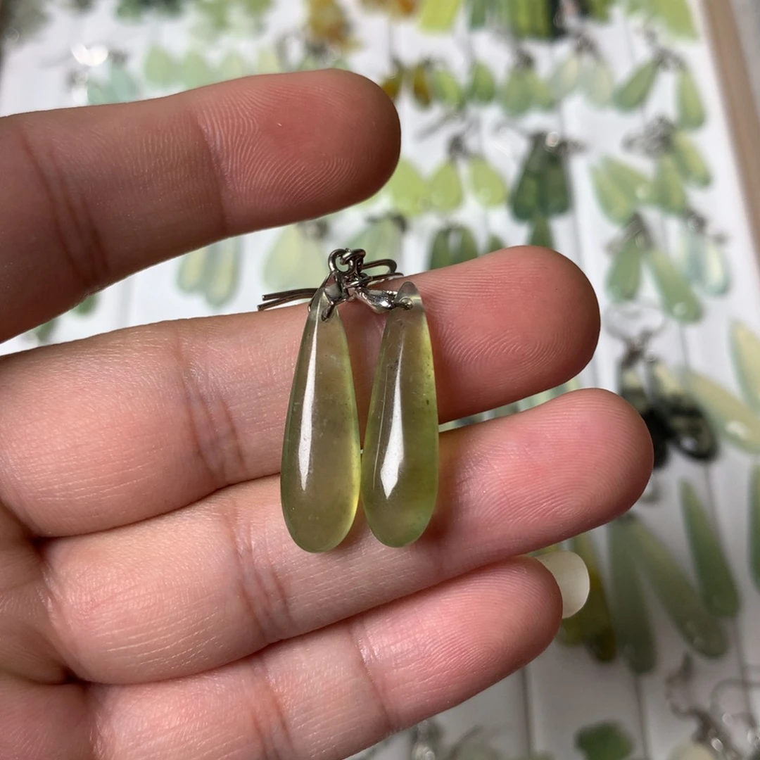 蛇纹石玉耳环未镶嵌