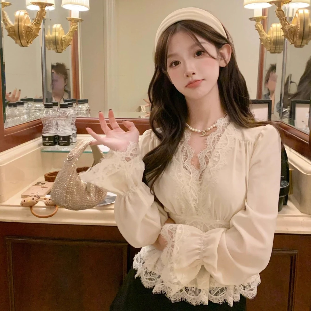 法式温柔纯欲风蕾丝花边拼接V领喇叭袖上衣2025春季新款收腰小衫
