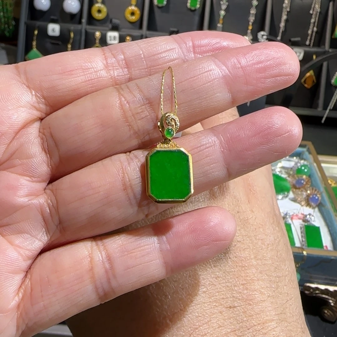 翡翠18K金镶嵌颈饰吊坠