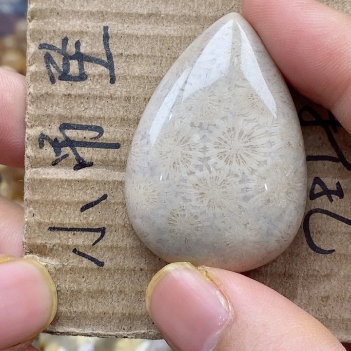 硅化珊瑚（珊瑚玉）未镶嵌颈饰欢**喜