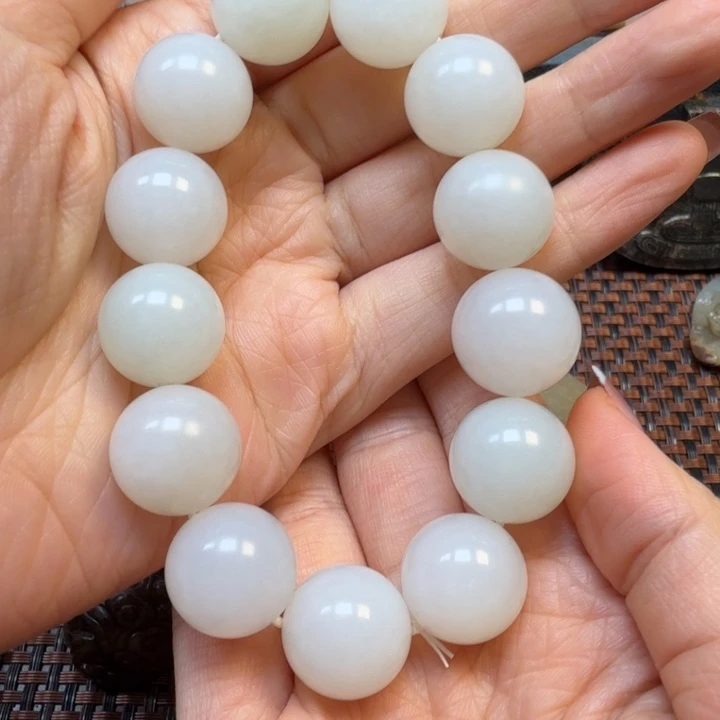 龙***盛13颗细腻柔滑的珠子