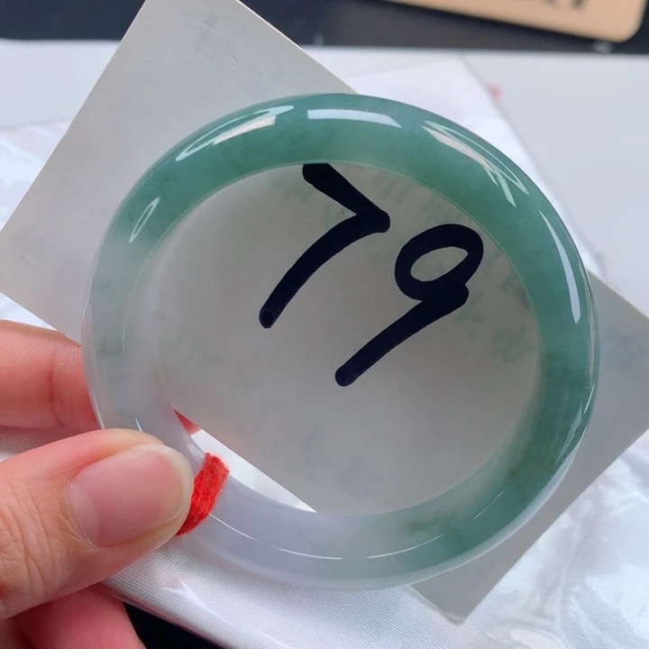 翡翠手镯未镶嵌翡翠