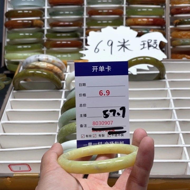 蛇纹石玉手镯未镶嵌搬*狗