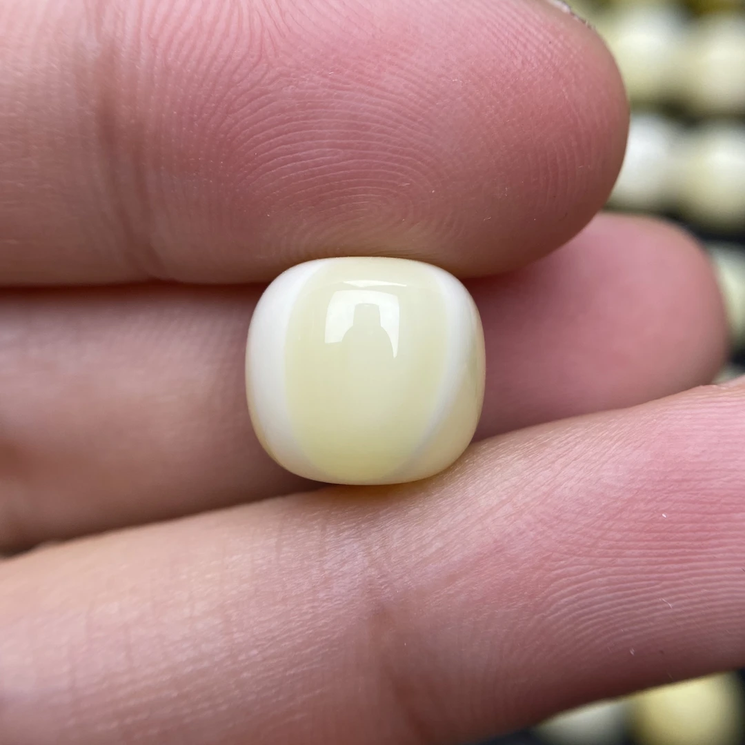 蜜蜡奶白蜡老型配饰11.6×10.6mm，天然无优化杂没，蜡质品相好