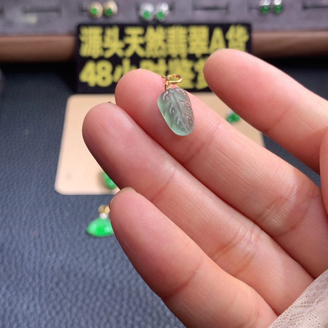 翡翠18K金镶嵌颈饰福利