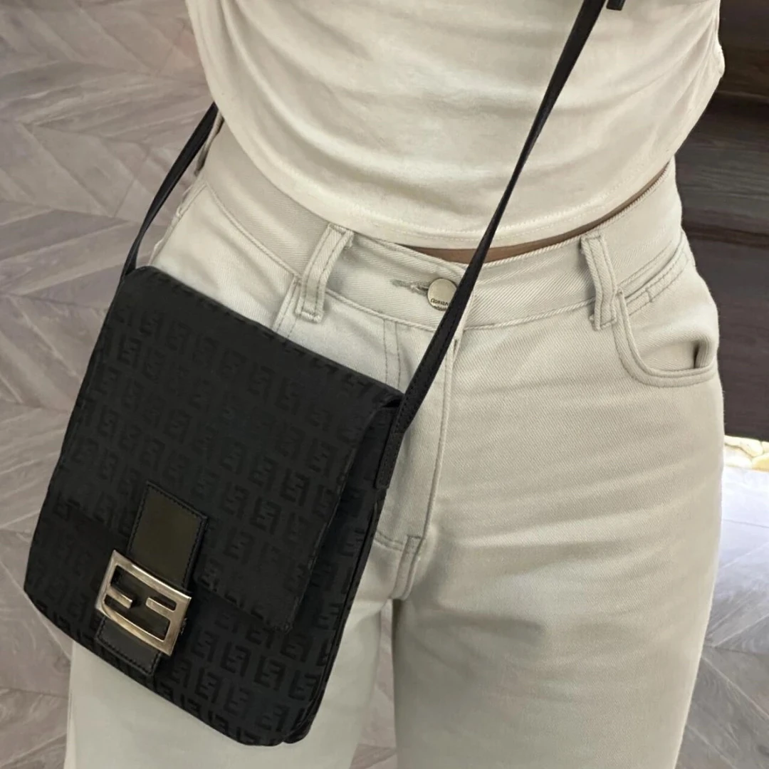 95新 FENDI/芬迪 芬迪黑花斜挎包