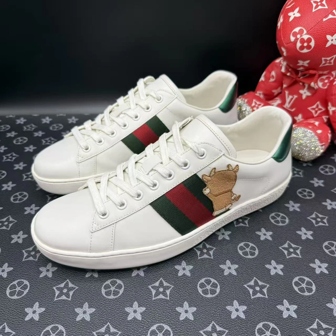99新 GUCCI/古驰 男士叮当猫刺绣印花板鞋41欧码 ddm2944