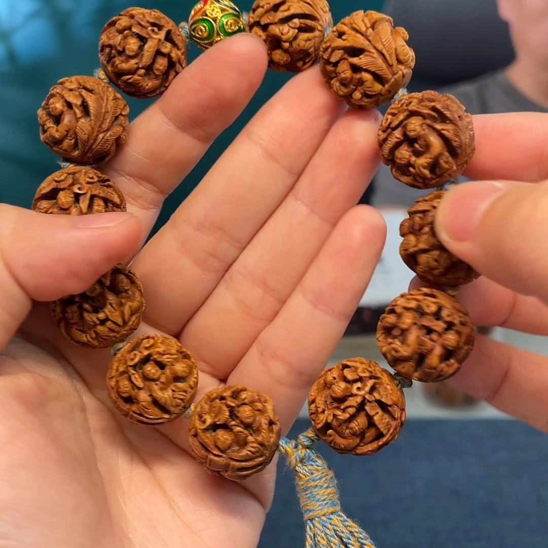 桃核松林罗汉核雕作品
