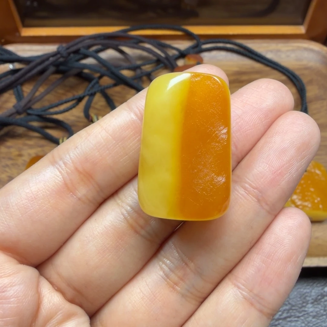 琥珀未镶嵌吊坠(赠链)