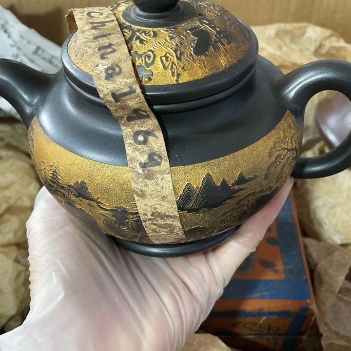 茶壶紫砂原矿泥料，手工制作的一把紫砂壶。