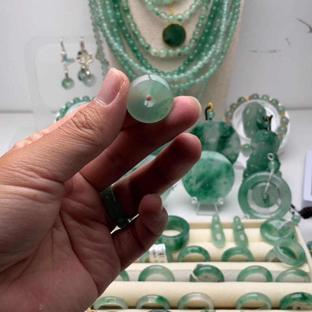 石英质玉未镶嵌颈饰