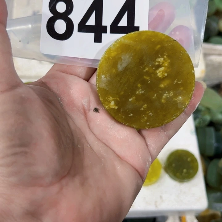 呜***人蛇纹石玉未镶嵌珠宝半成品