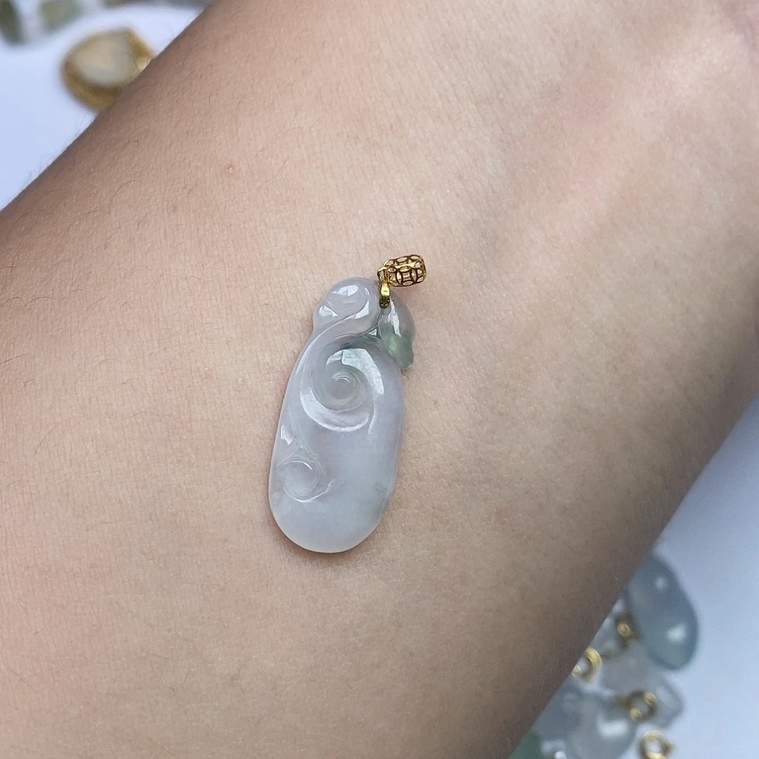 翡翠18K金镶嵌颈饰如意