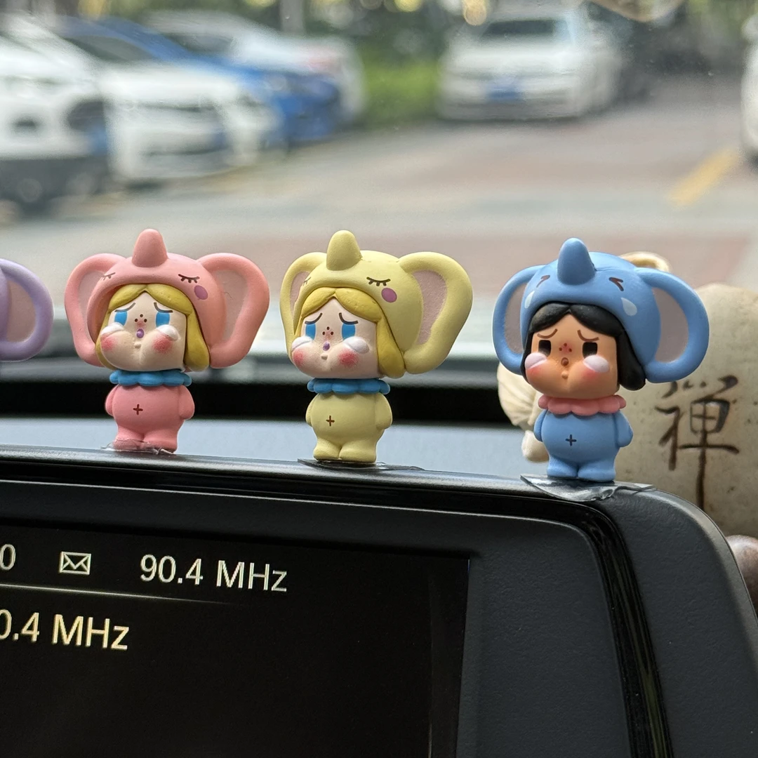 车载摆件泡泡玛特汽车中控显示屏车内装饰大象哭娃可爱车摆件女生