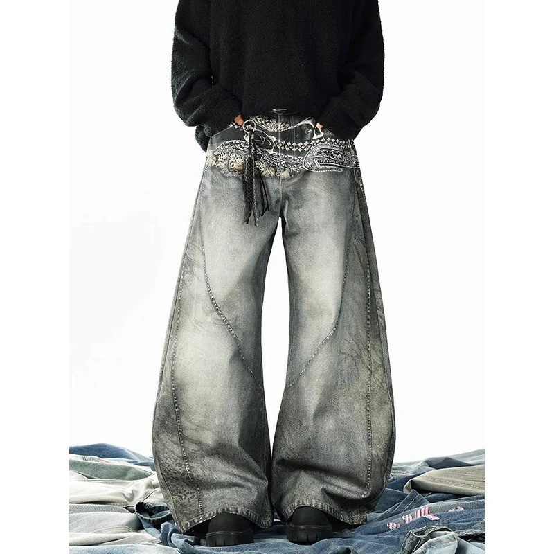 美式复古腰带印花牛仔裤男女秋季高街痞帅宽松廓形设计感弯刀裤子
