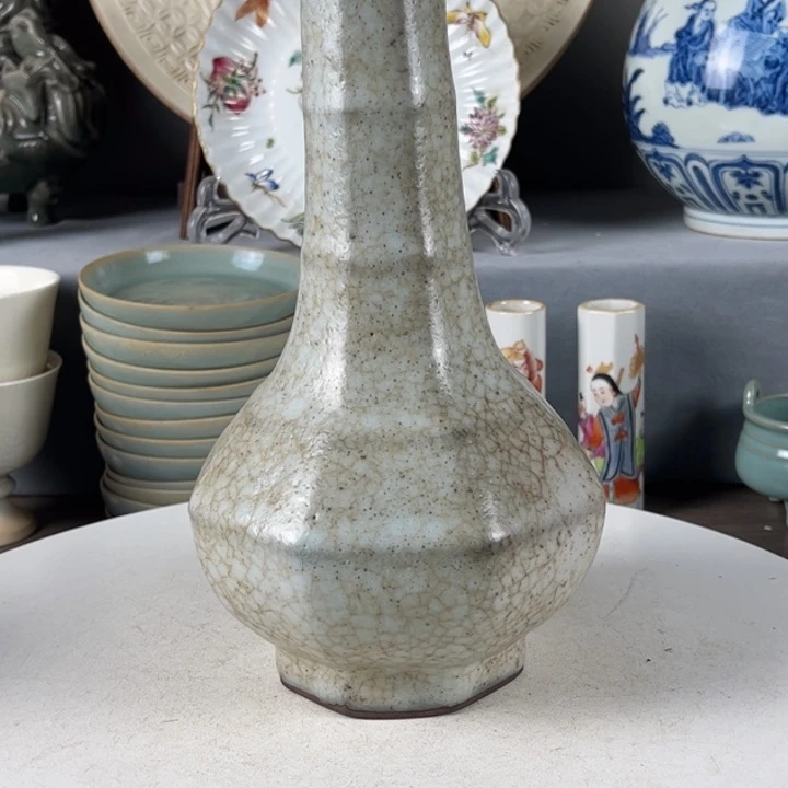 摆件官窑月白釉瓶子
