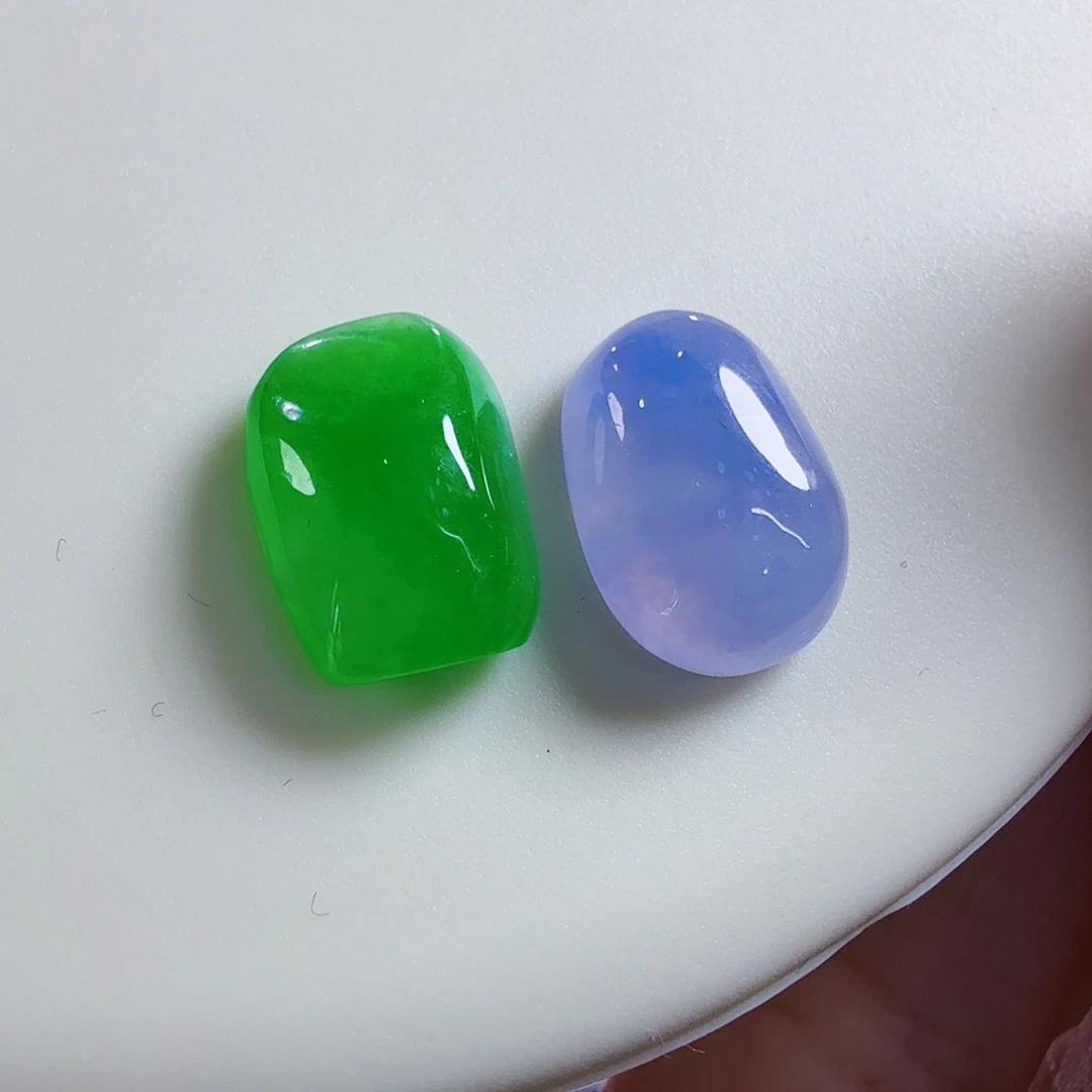 翡翠未镶嵌颈饰裸石一对