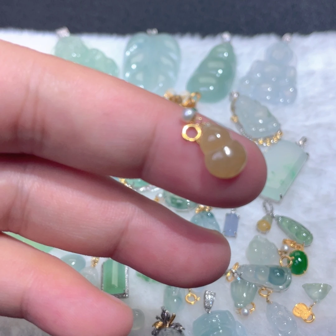 颈饰18K金镶嵌翡翠