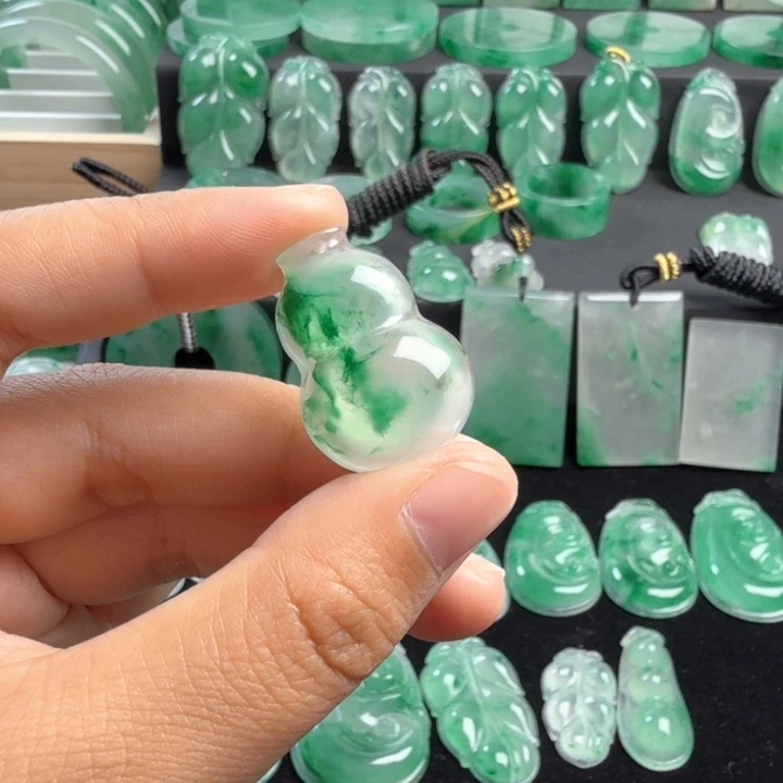 石英质玉未镶嵌颈饰