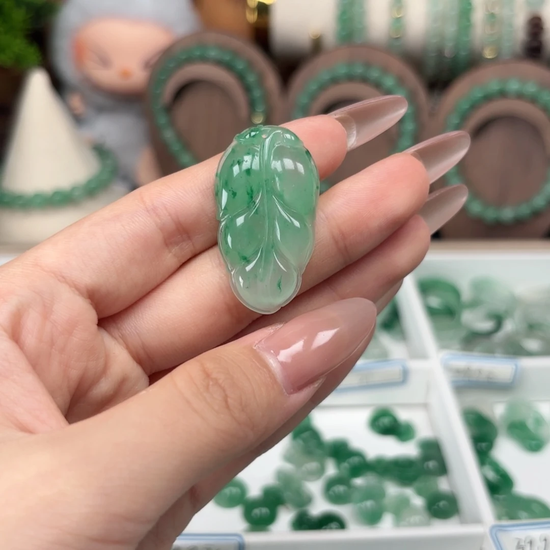 石英质玉（非洲翠）未镶嵌颈饰