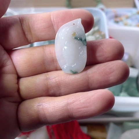 翡翠颈饰未镶嵌翡翠佛头