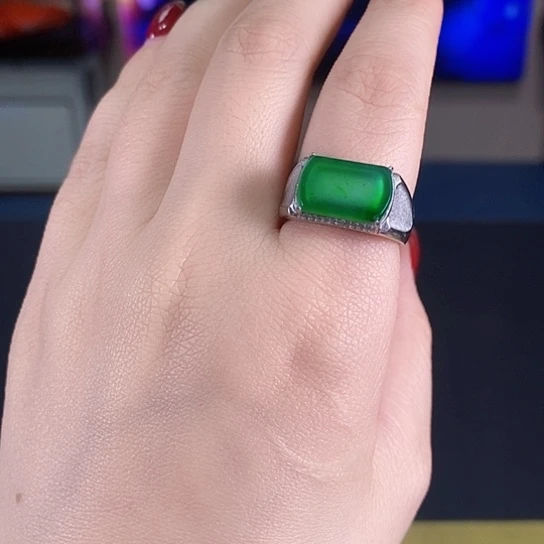 翡翠颈饰银S925镶嵌天然翡翠银镶戒指