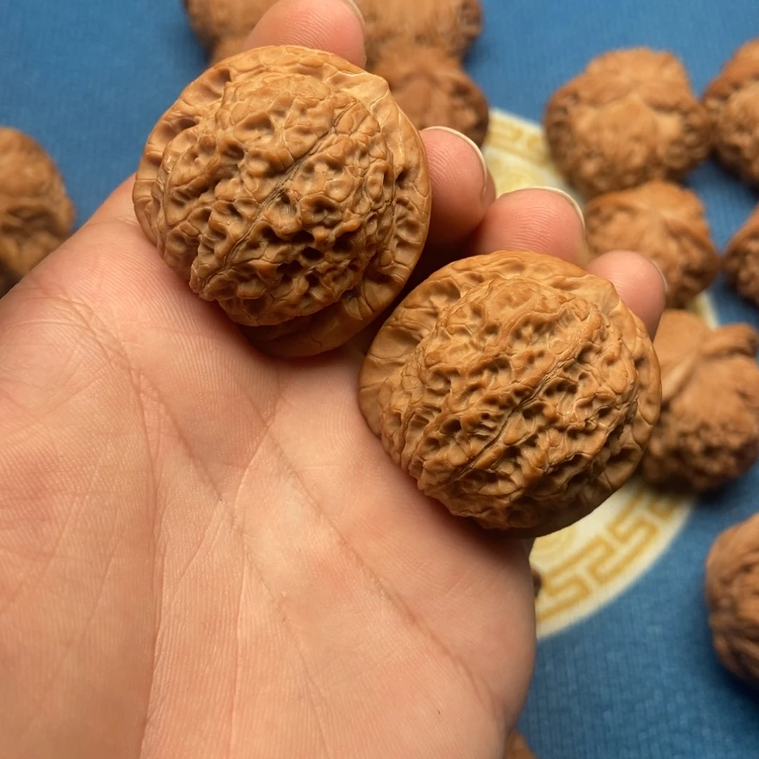 羊***把文玩核桃吊坠血麒麟47
