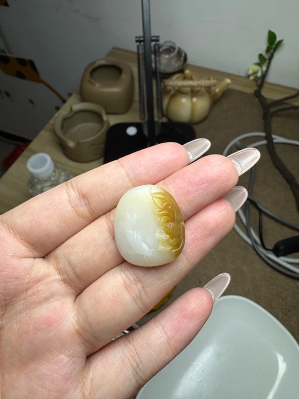 和田玉新疆且末糖白荷花挂件