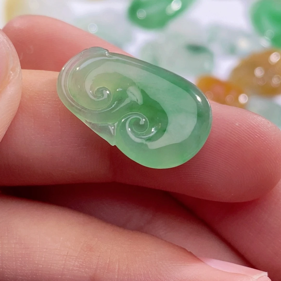 翡翠未镶嵌颈饰缅甸