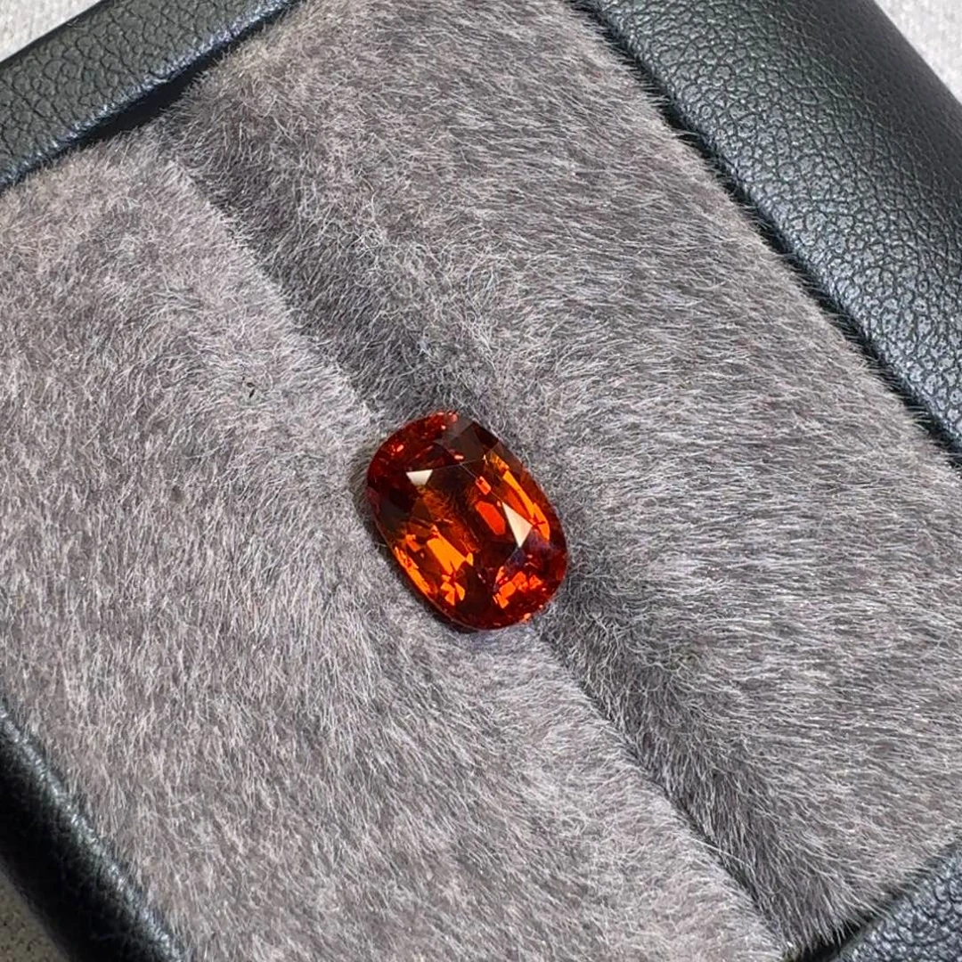 裸石未镶嵌石榴石（芬达石）3.01克拉一粒