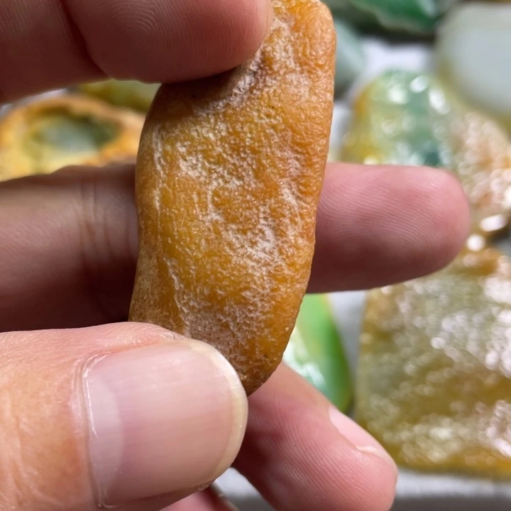 翡翠未镶嵌颈饰满黄翡翠