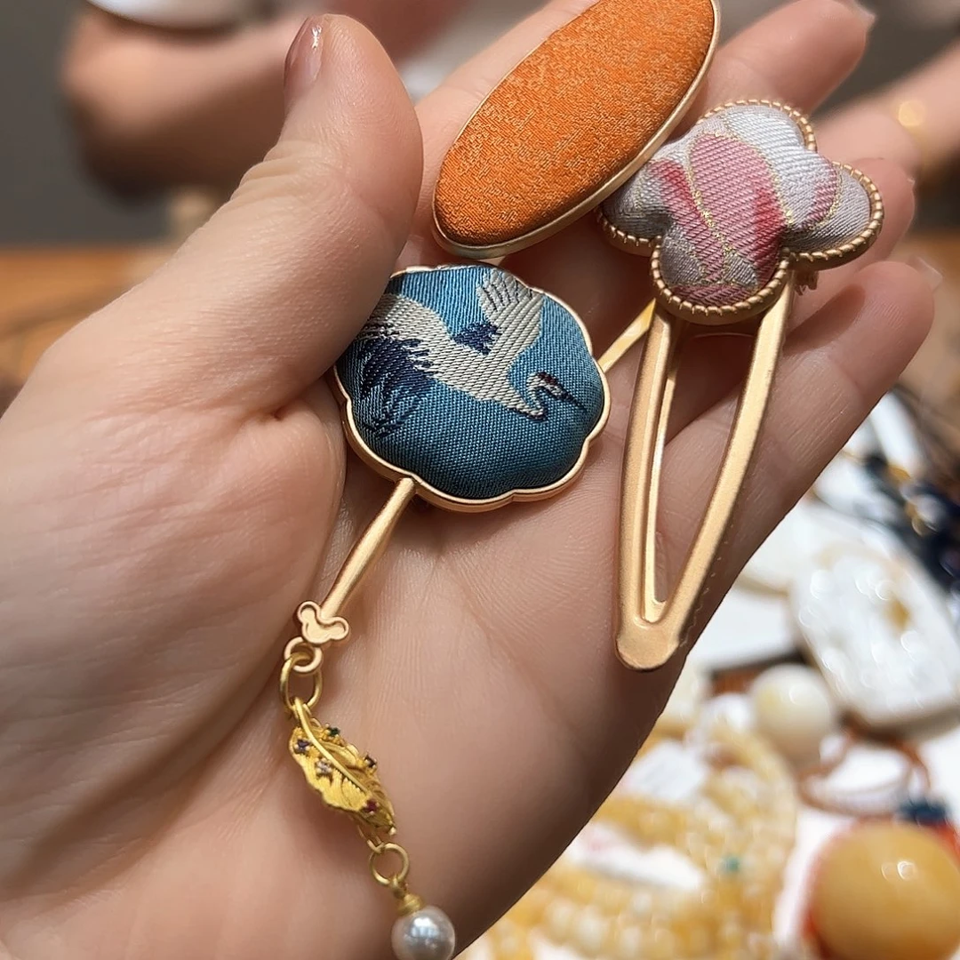 甲****?手工宋锦胸针发卡