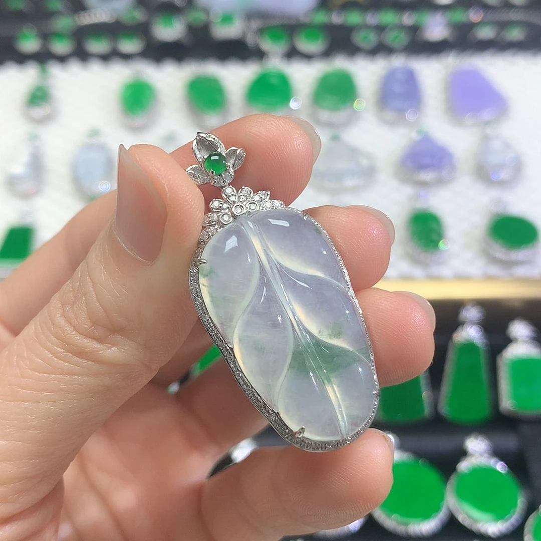 颈饰18K金镶嵌翡翠吊坠