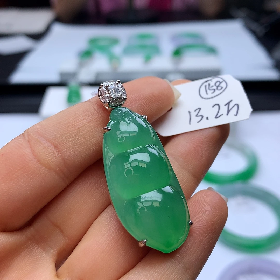 翡翠18K金镶嵌颈饰果阳绿福豆