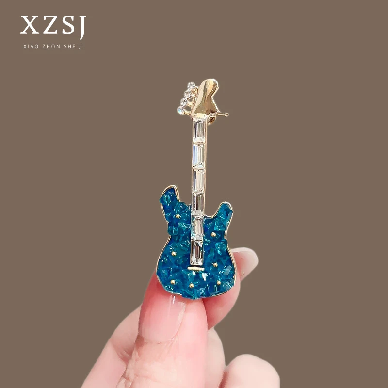 铜仿水晶胸针 新款轻奢时尚吉他胸花朋克风气质别针西服固定配饰
