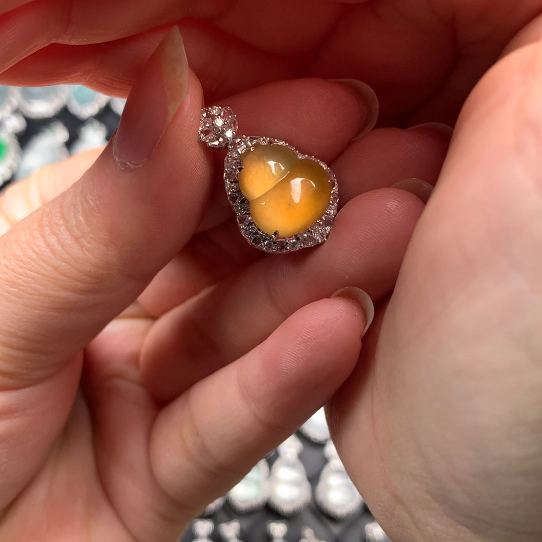 颈饰18K金镶嵌翡翠玻璃黄翡葫芦