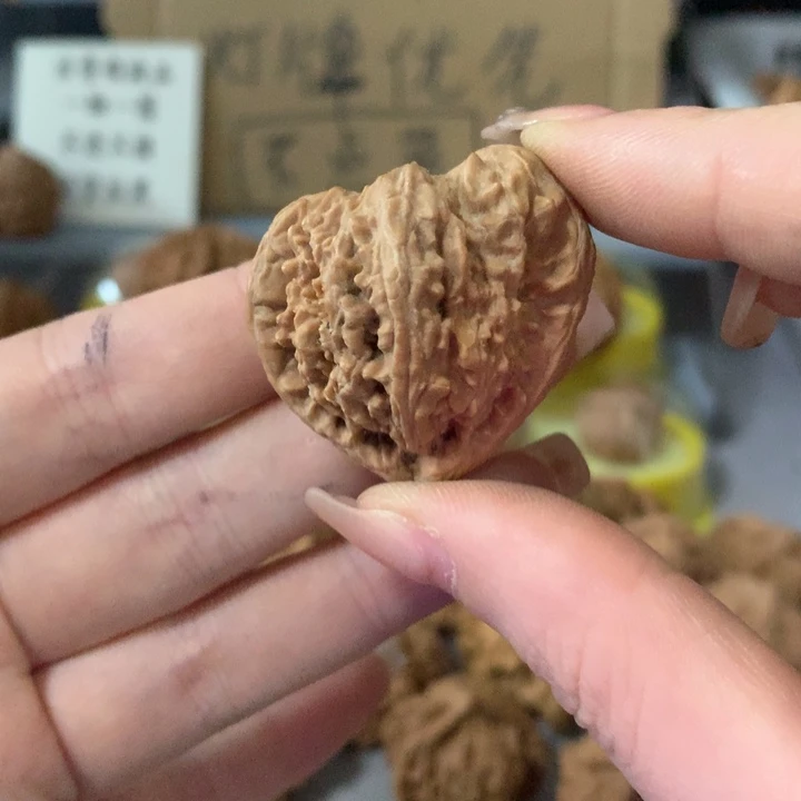 吴***密吊坠文玩核桃异形单只，有瑕疵