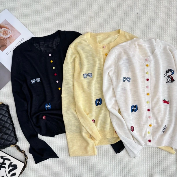 ［春春定制］新韩版百搭修身显瘦时尚圆领卡通刺绣彩扣针织长袖6320