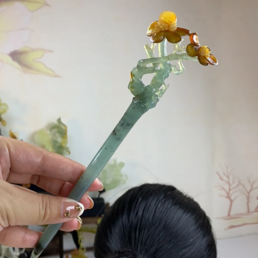 岫玉~梅花发簪。花玉料子,料子细腻温润颜色鲜艳,雕刻立体简单灵动