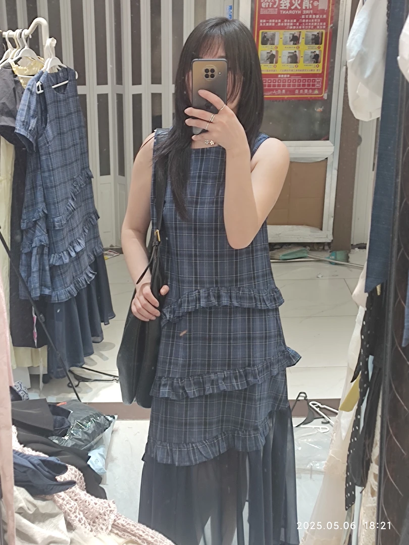 圆领夏季褶皱格纹长裙套头连衣裙宽松腰低腰泡泡袖不褪色