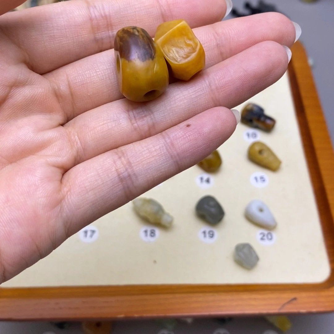 纠***就未镶嵌蛇纹石玉配饰