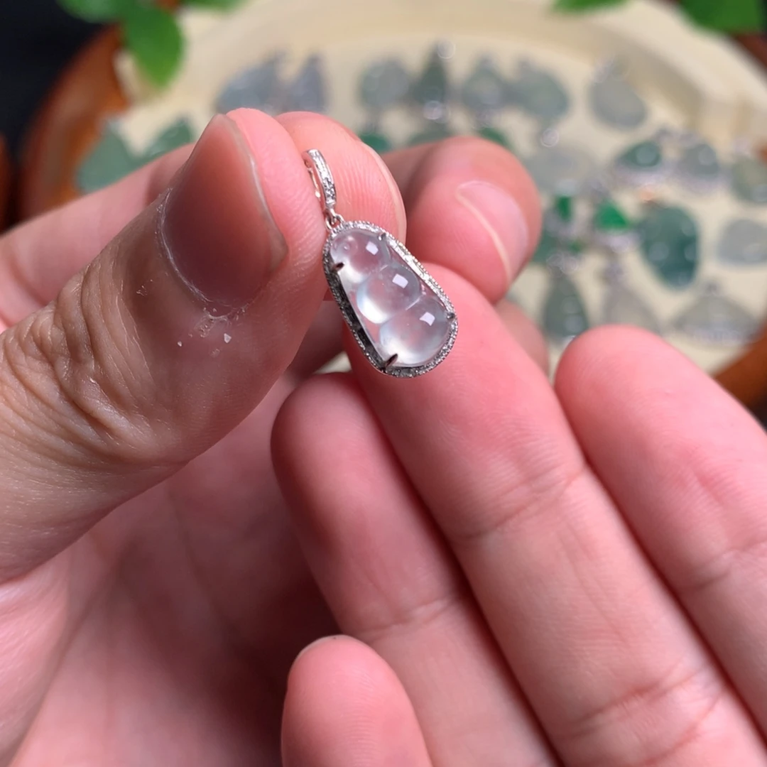 啊***润颈饰18K金镶嵌翡翠豆子