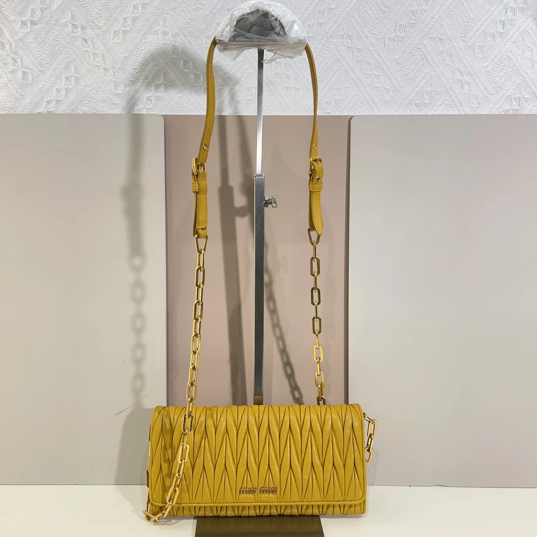 95新 MIU MIU/缪缪 缪缪皱褶斜挎包cj6082