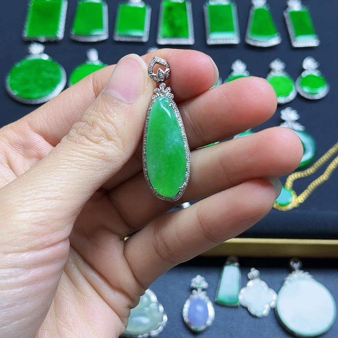 翡翠18K金镶嵌颈饰