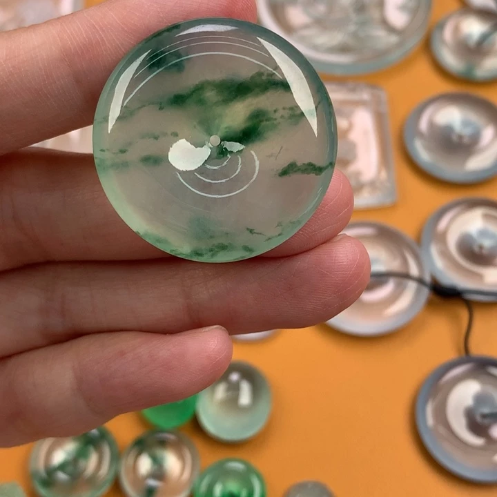 翡翠未镶嵌颈饰….