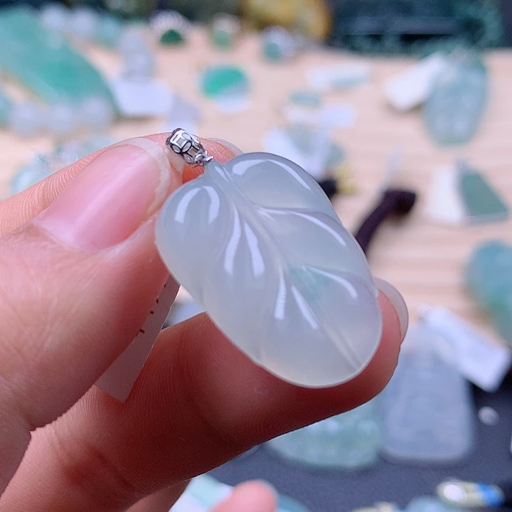 【闪购商品】翡翠颈饰18K金镶嵌翡翠吊坠