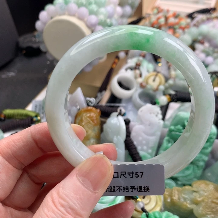 翡翠手镯未镶嵌吊坠